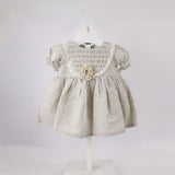 Deolinda Abito Beige con Ricami e Fiore per Neonate