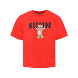 T-shirt rossa Moschino Kids con stampa Teddy Bear e logo. In morbido cotone, perfetta per look casual e divertenti. Un must per ogni stagione.