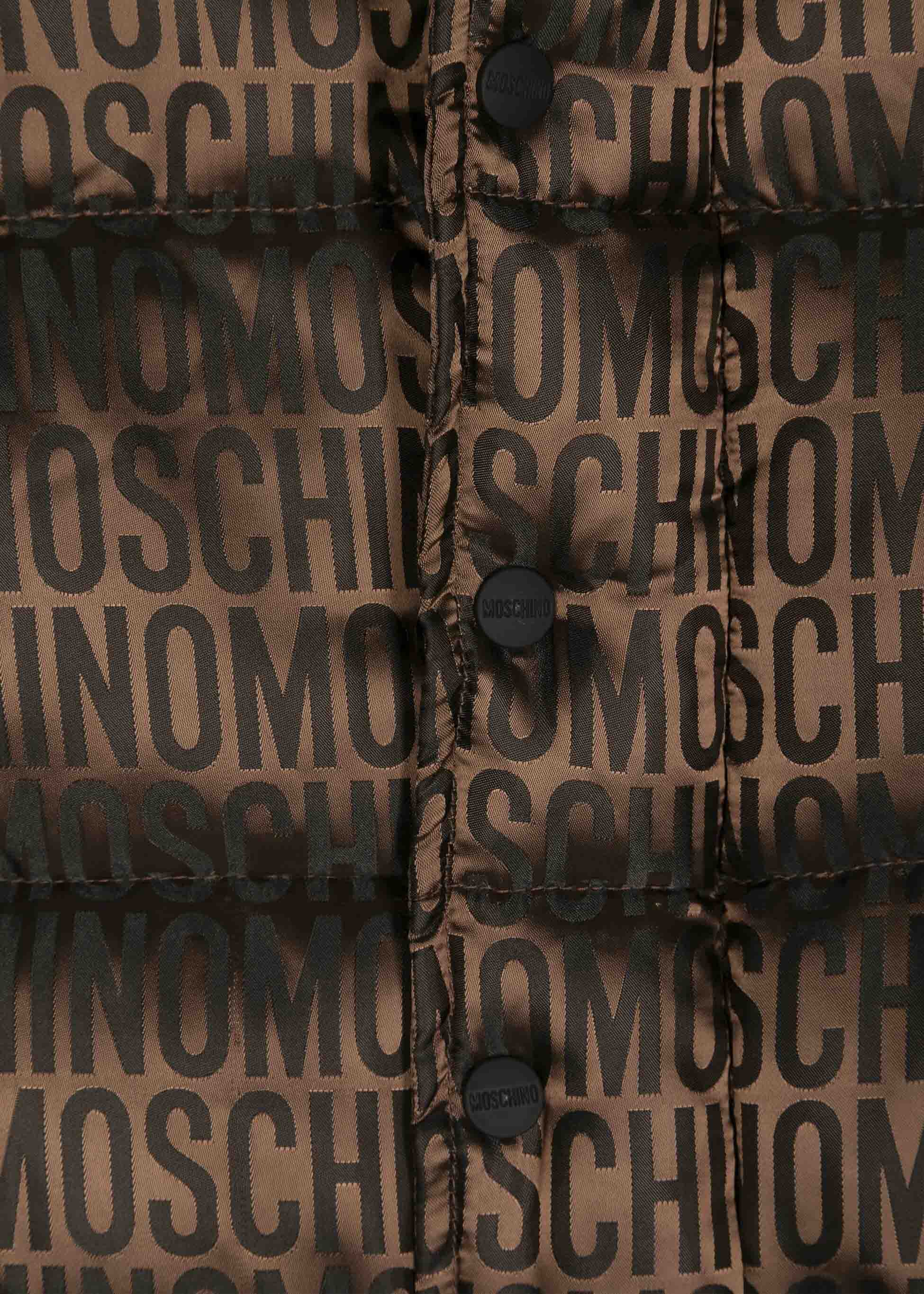 Moschino Kids Giubbino Smanicato Marrone con Logo Monogram per Bambini (dettaglio)