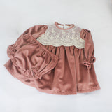Deolinda Abito Rosa Antico con Culotte per Neonate (dettaglio)