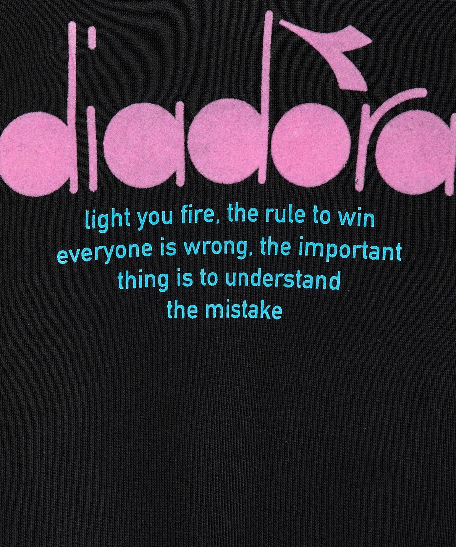 Diadora Kids Felpa con Cappuccio Nera: Design Sportivo e Logo a Contrasto per un Look Contemporaneo