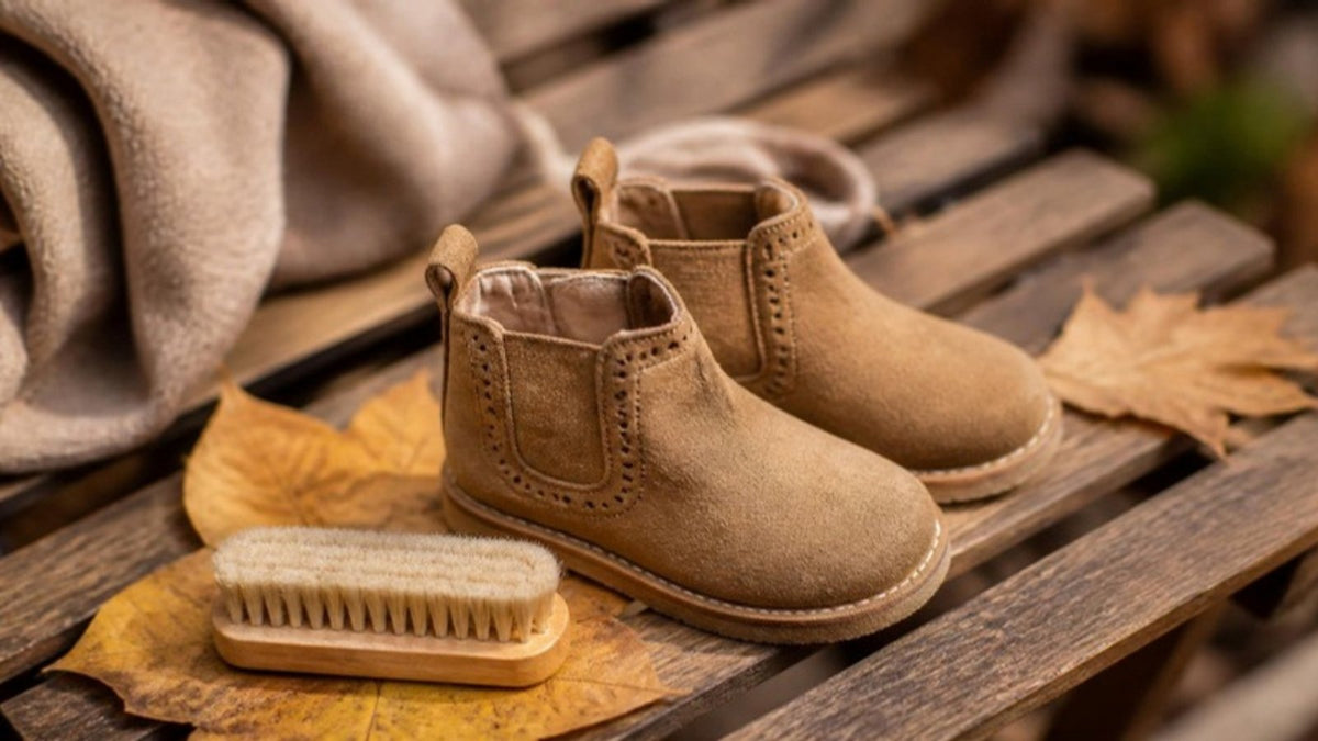 Stivaletti in camoscio da bambino con spazzola