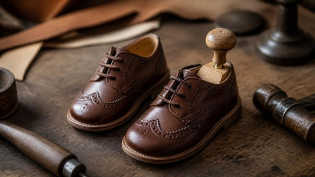 Scarpe in pelle da bambino con forma allargascarpe