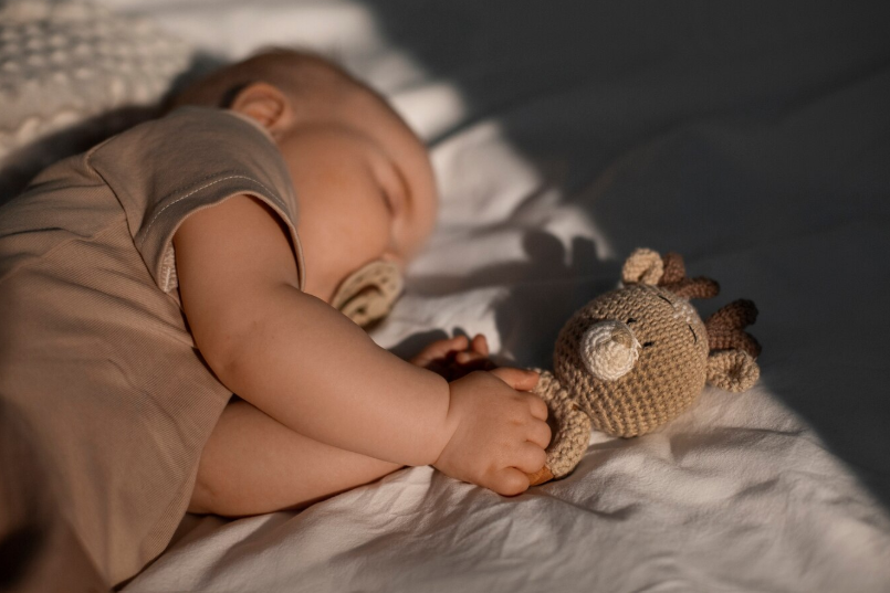 Come vestire neonato per la notte in estate