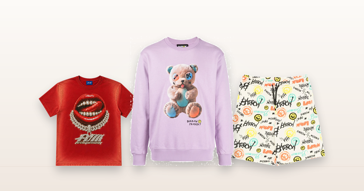 Abbinare i colori nell'abbigliamento dei bambini: felpa lilla, t-shirt rossa e short crema