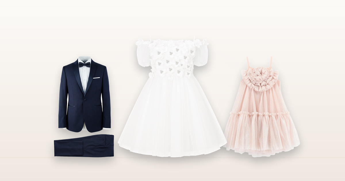 Outfit da matrimonio per bambini: abito bianco da damigella, smoking blu da paggetto e abito rosa cipria in tulle