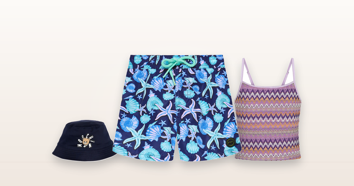 Proteggere il bambino dal sole: costume a fantasia marina, cappello bucket e copricostume