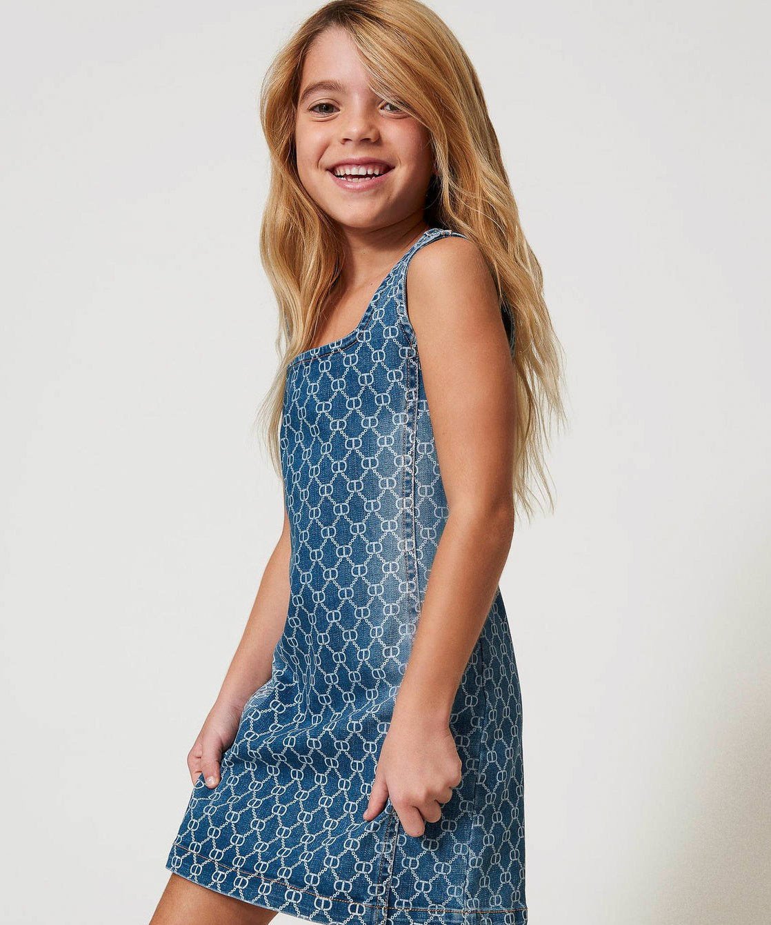 Twinset Kids Abito in Denim con Oval T All Over per Bambine (indossato)