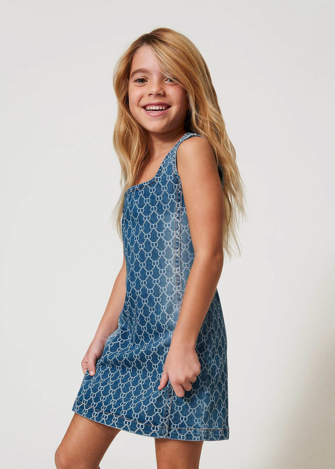 Twinset Kids Abito in Denim con Oval T All Over per Bambine (indossato)