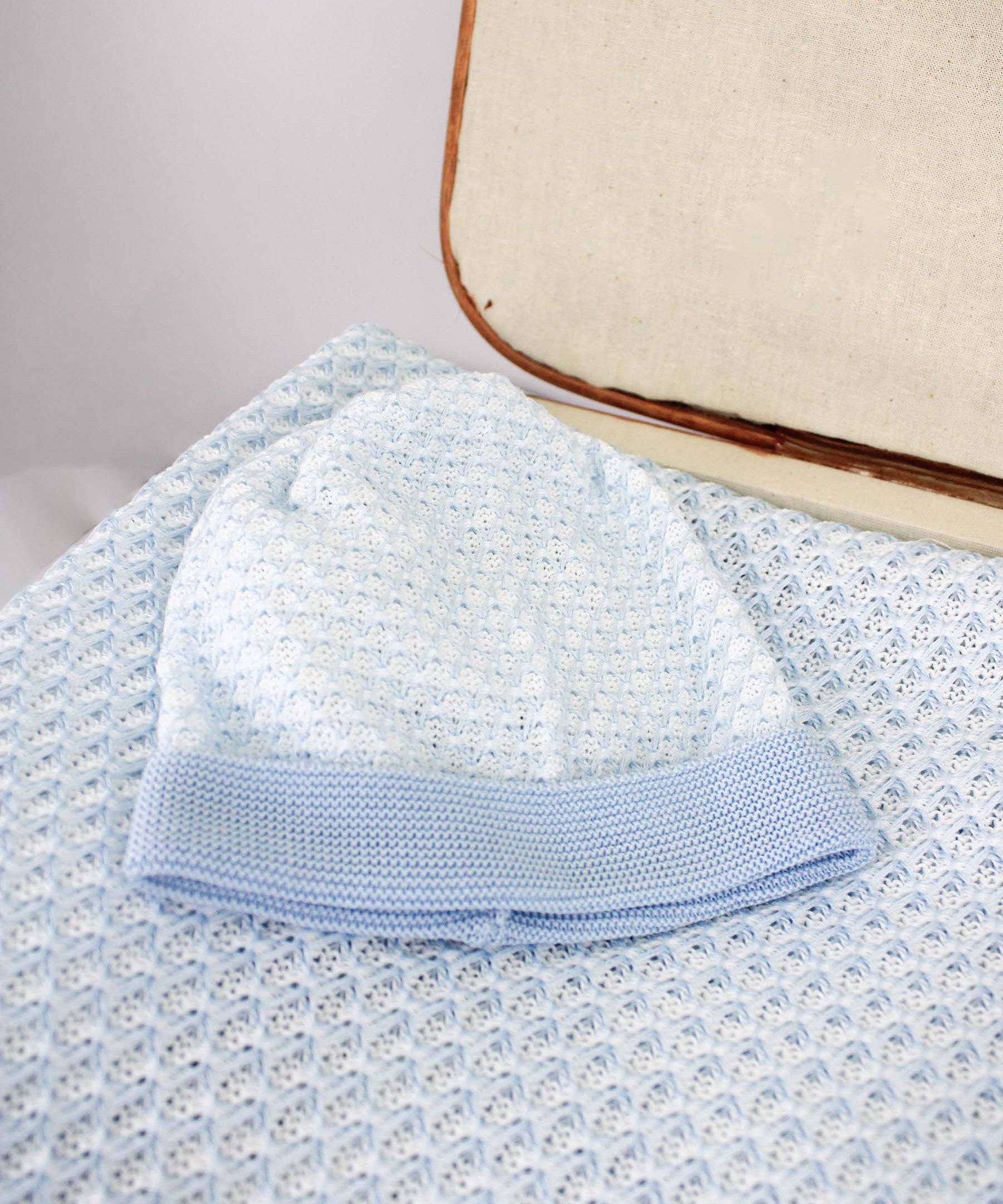 Marlù Cappellino Bianco/Cielo con Ricami per Neonati