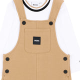 BOSS Kids Completo Beige con Salopette in Felpa e T-shirt Bianca con Logo per Neonati