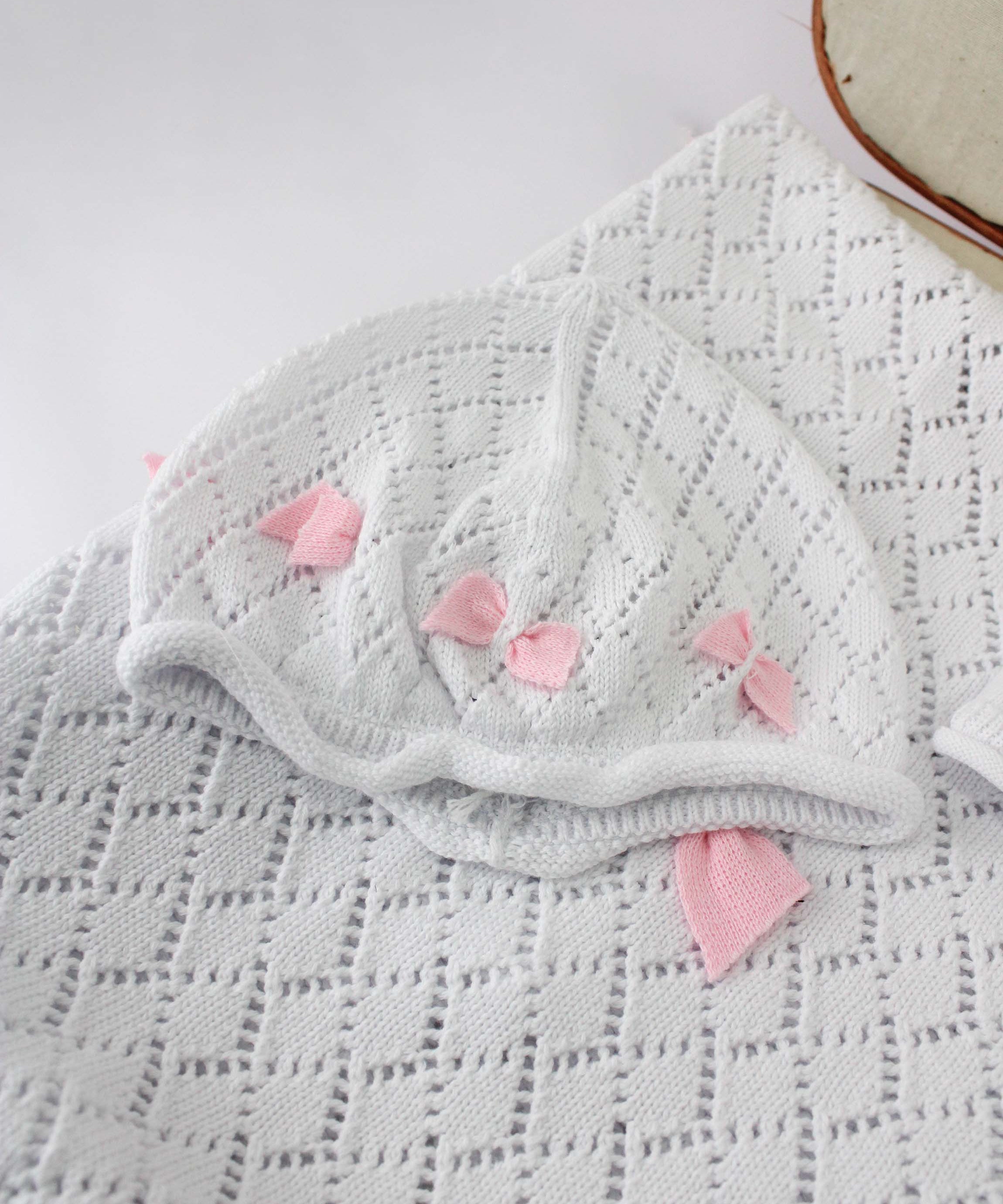 Le Coconne Cappellino Bianco con Fiocchi per Neonate