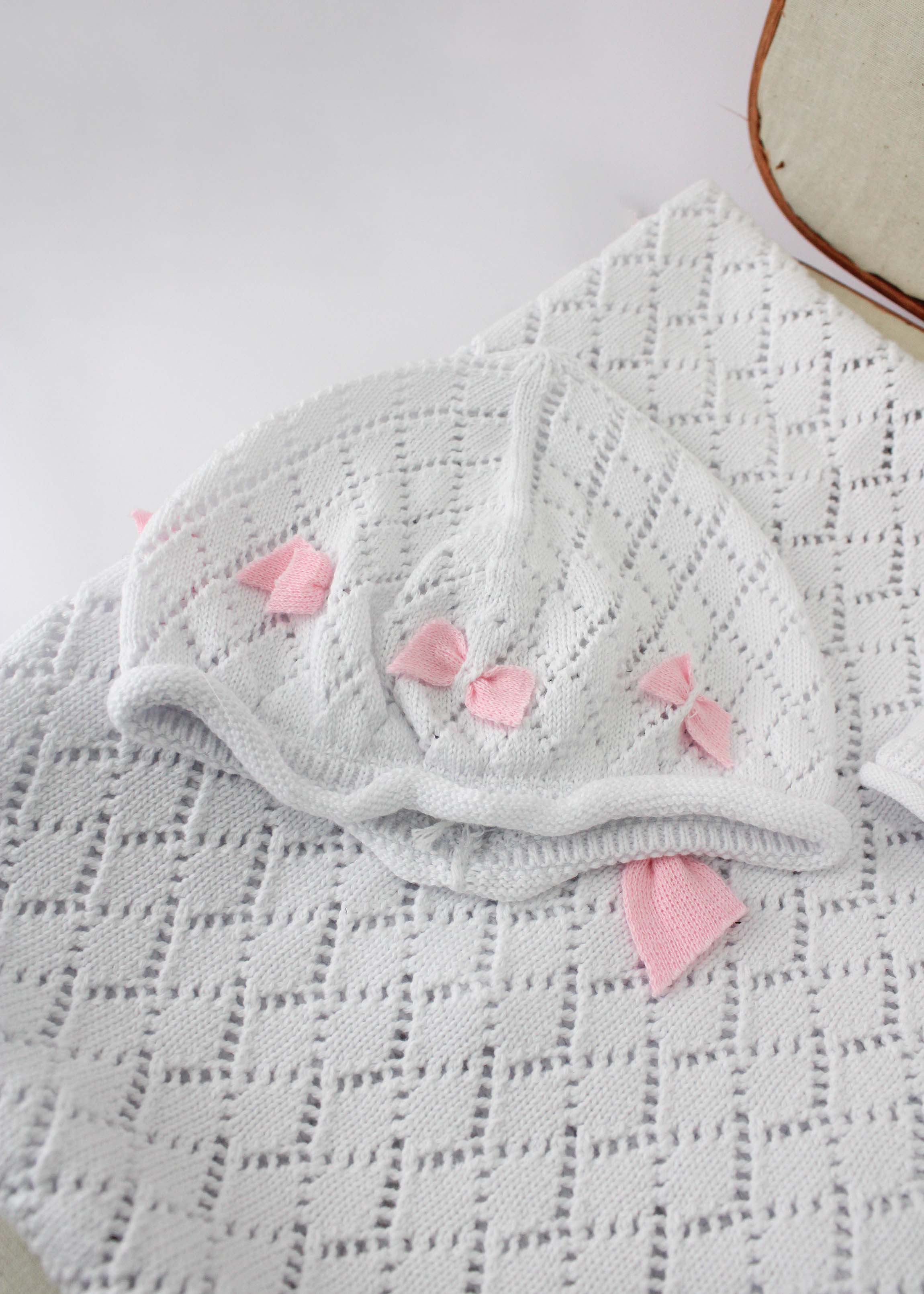 Le Coconne Cappellino Bianco con Fiocchi per Neonate