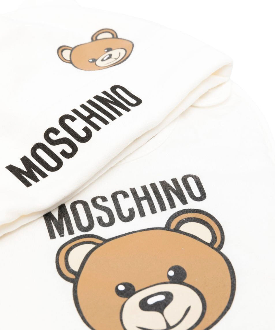 Moschino Kids Cappellino con Bavetta Panna con Teddy Bear per Neonati (dettaglio)