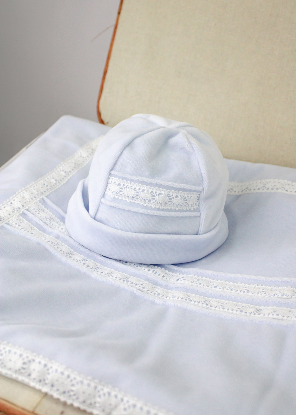 Deolinda Completo Celeste con Ricami per Neonate