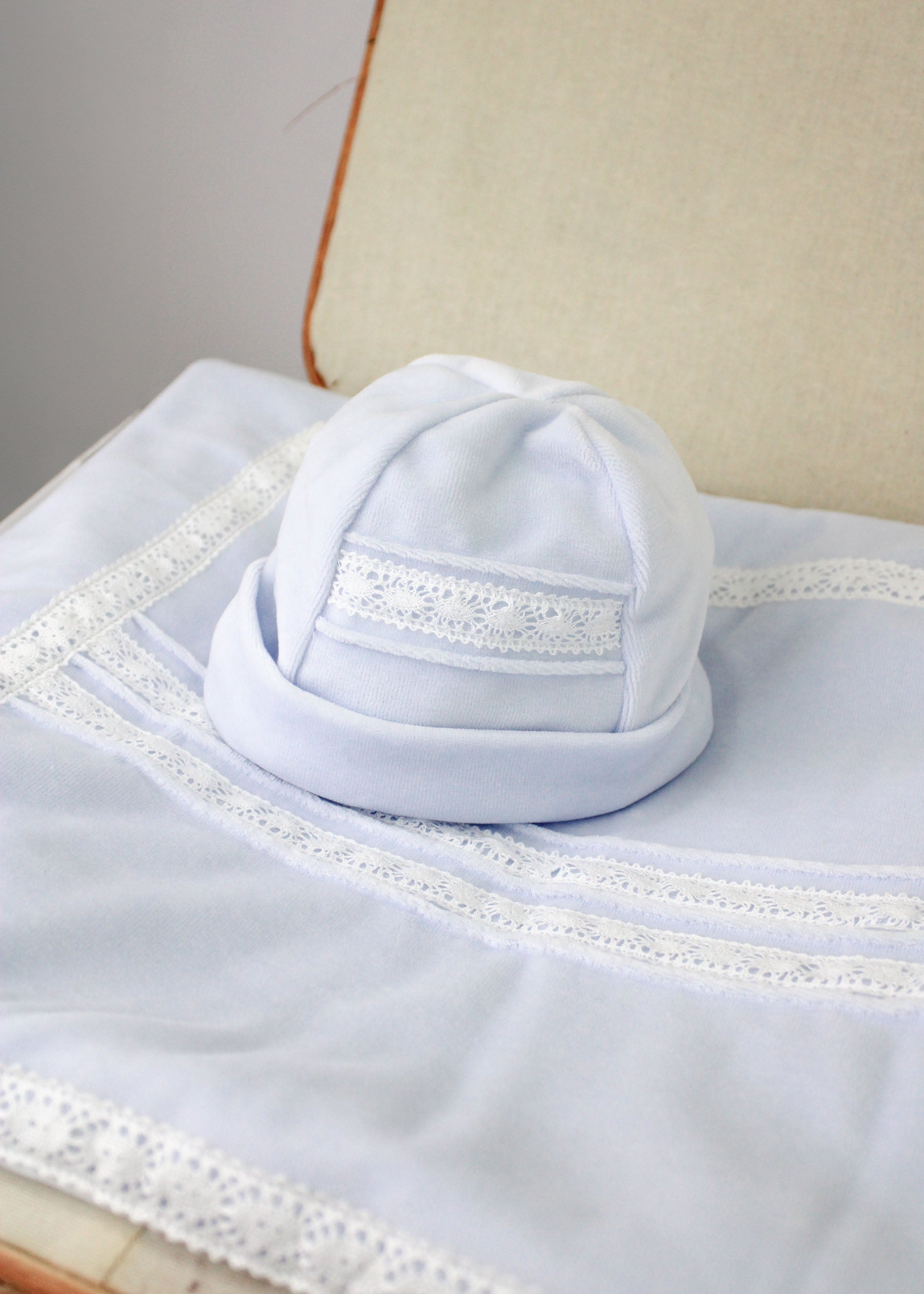 Deolinda Completo Celeste con Ricami per Neonate