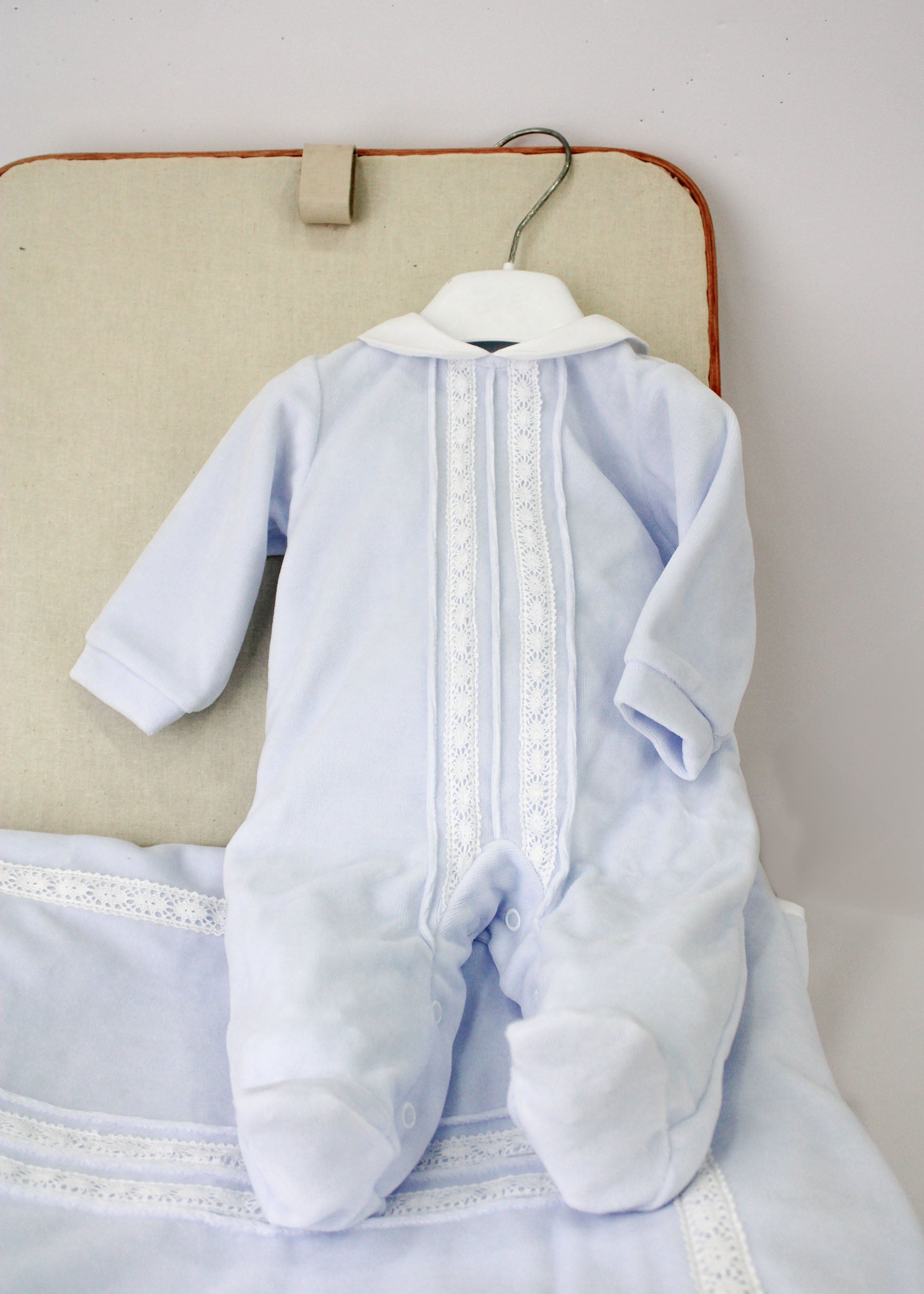 Deolinda Completo Celeste con Ricami per Neonate