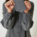 Twinset Kids Abito Grigio Melange con Plissè e Cravatta per Bambine (dettaglio)