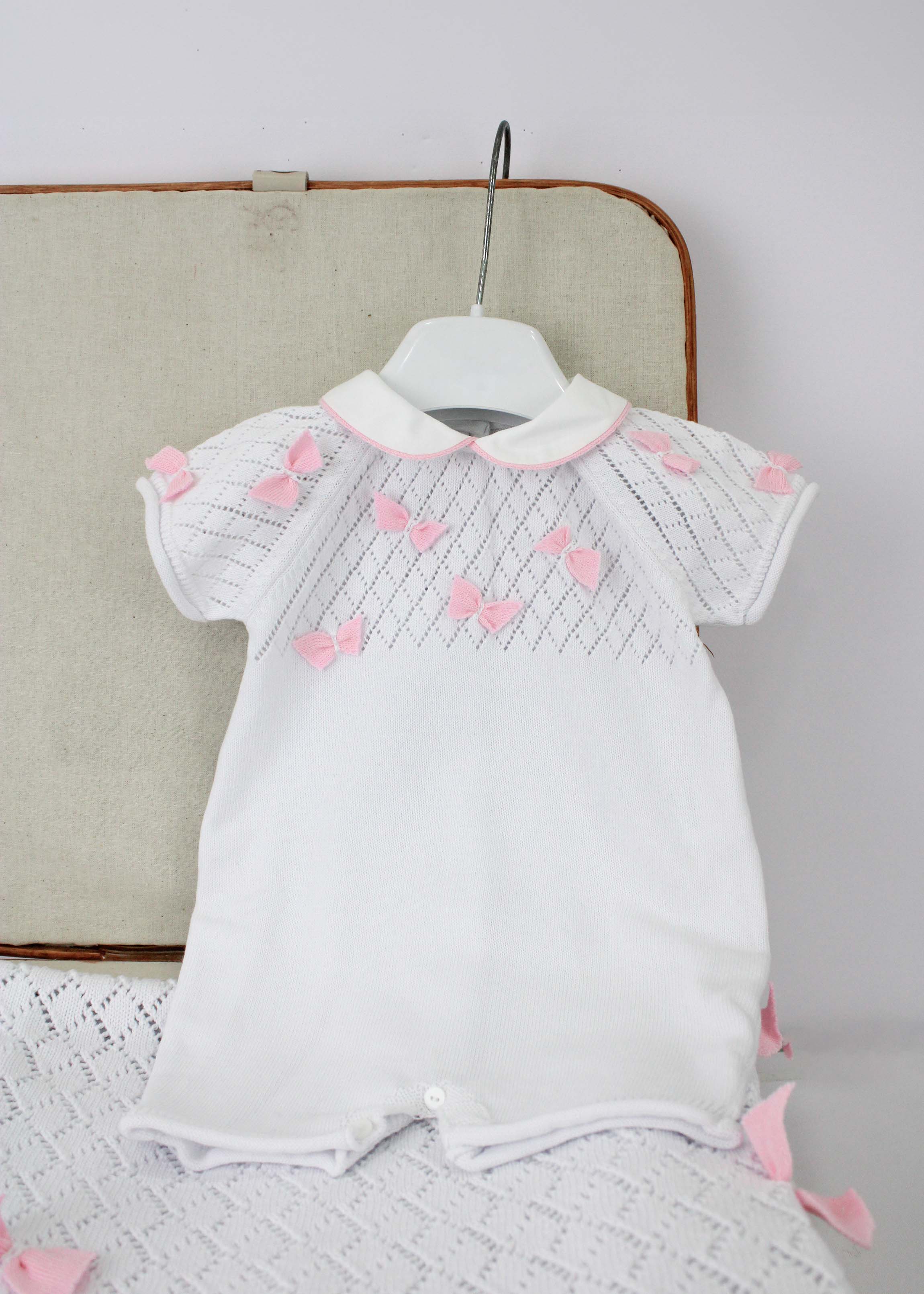 Le Coconne Pagliaccetto Bianco con Fiocchi per Neonate