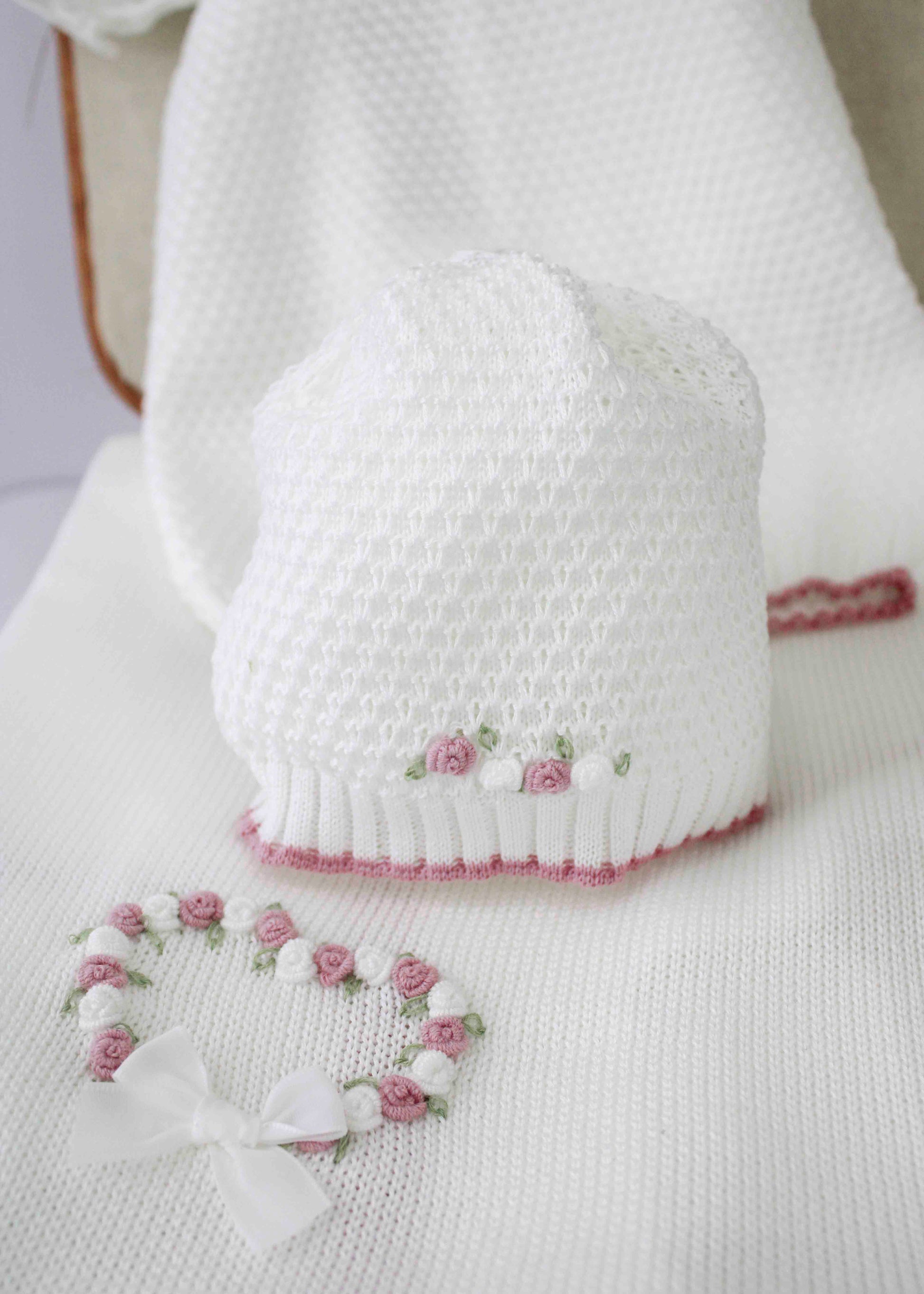 Marlù Cappellino Bianco/Rosa con Ricami Fiori per Neonate