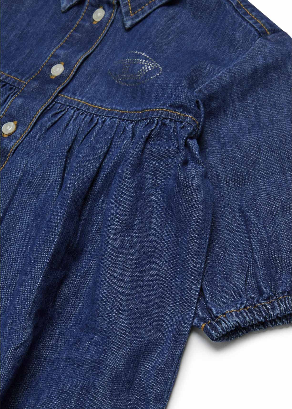 Diesel Kids Abito in Denim Blu con Logo per Neonate (dettaglio)