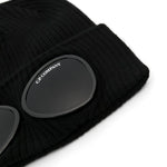 C.P. Company Kids Cappello Nero con Googles per Bambini (dettaglio)