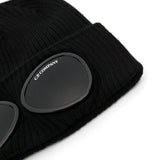 C.P. Company Kids Cappello Nero con Googles per Bambini (dettaglio)