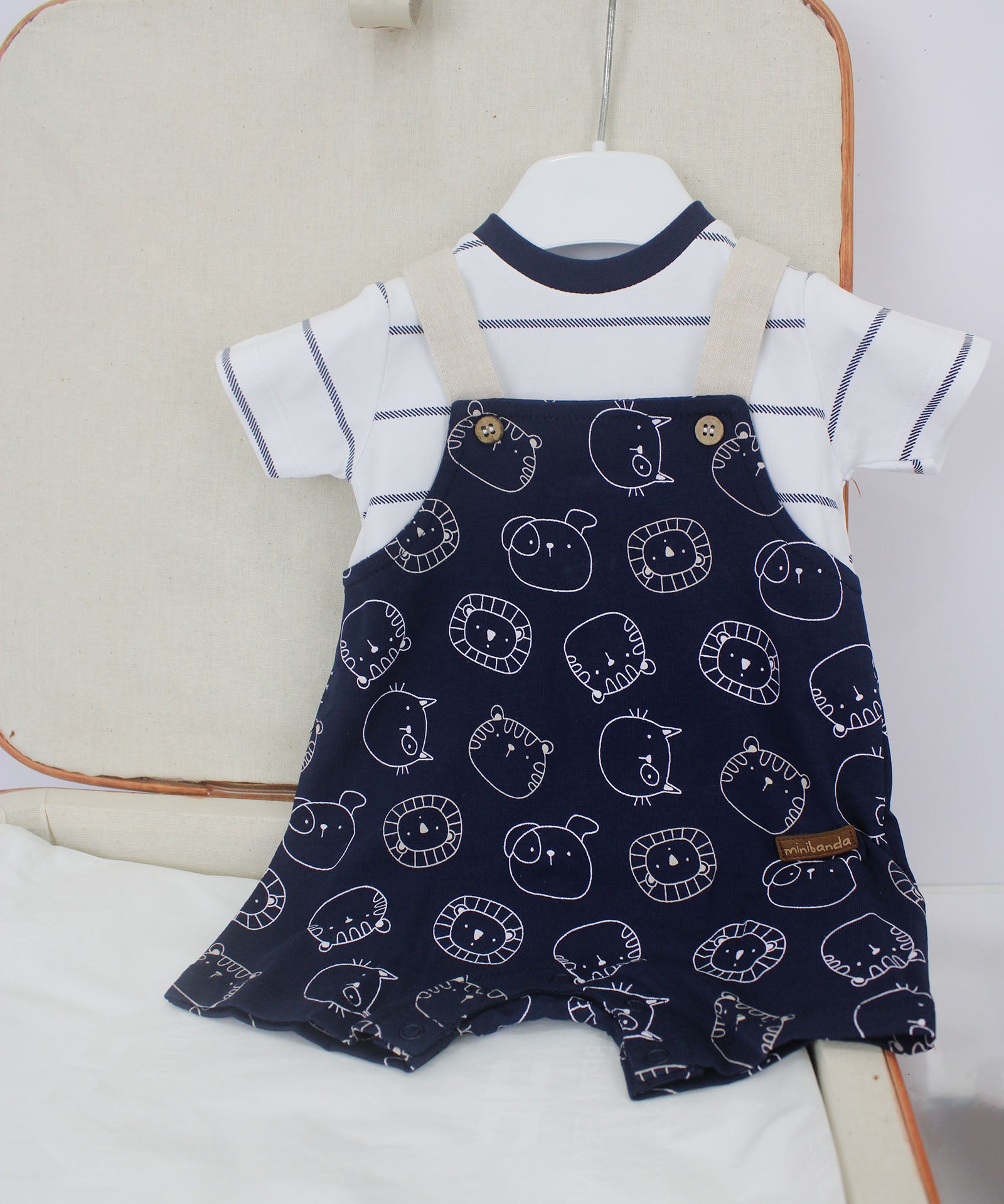 Minibanda T-shirt Bianca a Righe con Salopette Blu con Stampa per Neonati