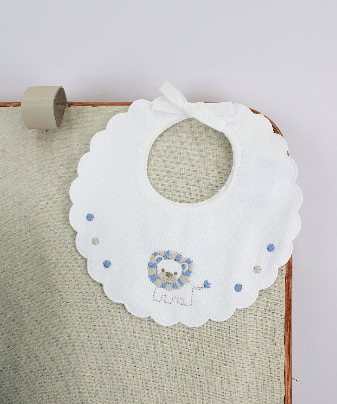 Marlù Bavetta Bianco/Azzurro con Ricamo per Neonati