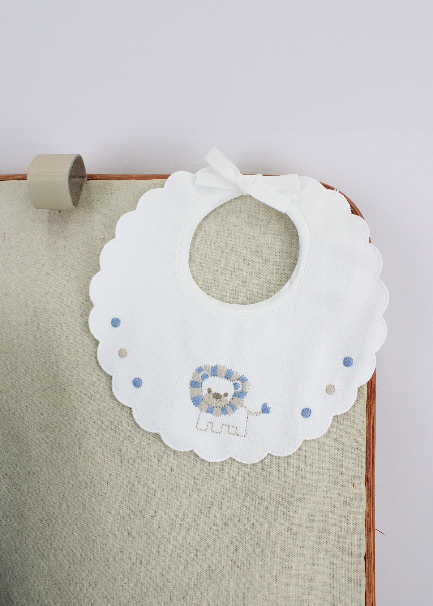Marlù Bavetta Bianco/Azzurro con Ricamo per Neonati