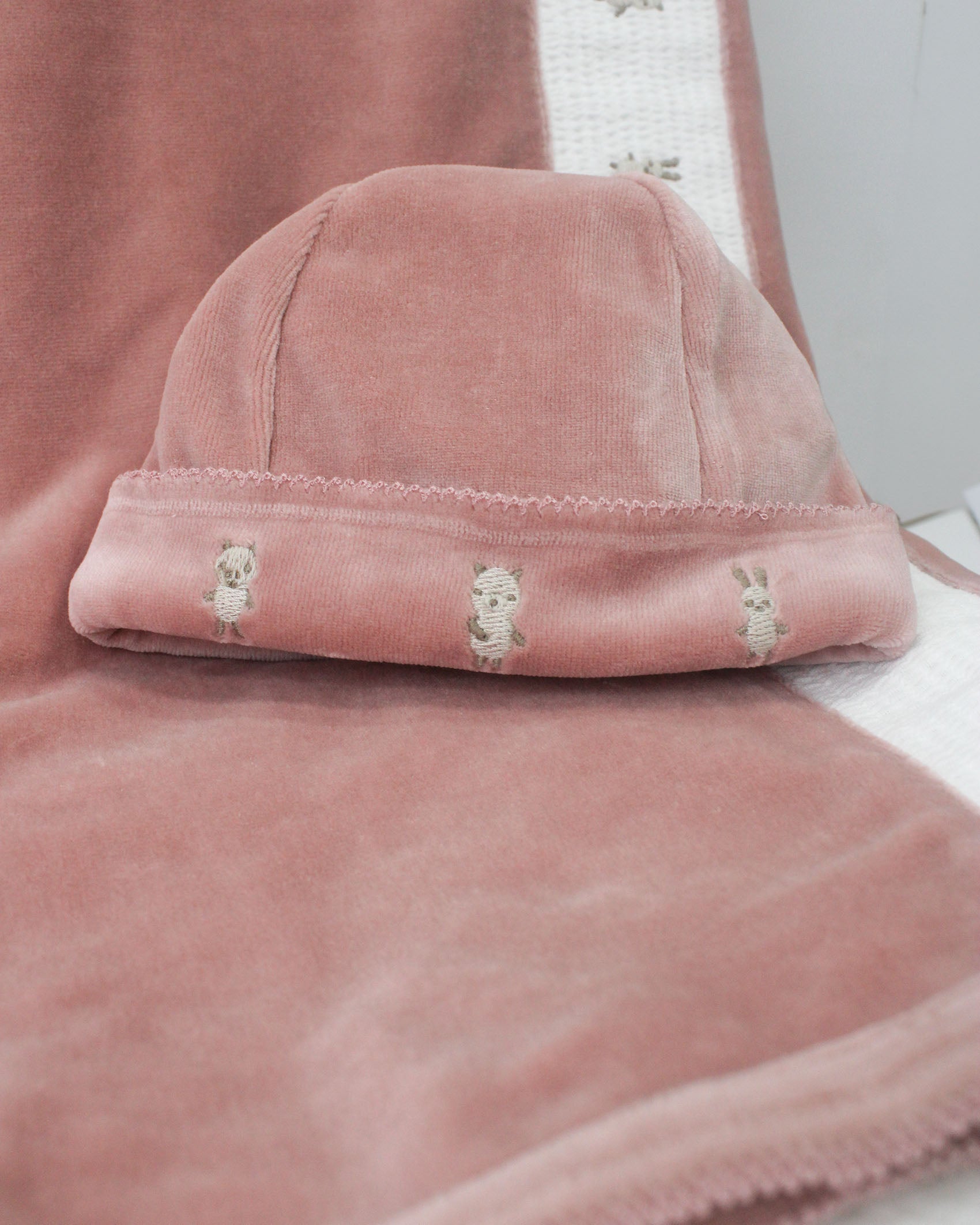 Deolinda Cappello Terracotta con Ricami per Neonate