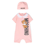 Moschino Kids Pagliaccetto Rosa con Berretto Teddy Bear per Neonati (fronte)