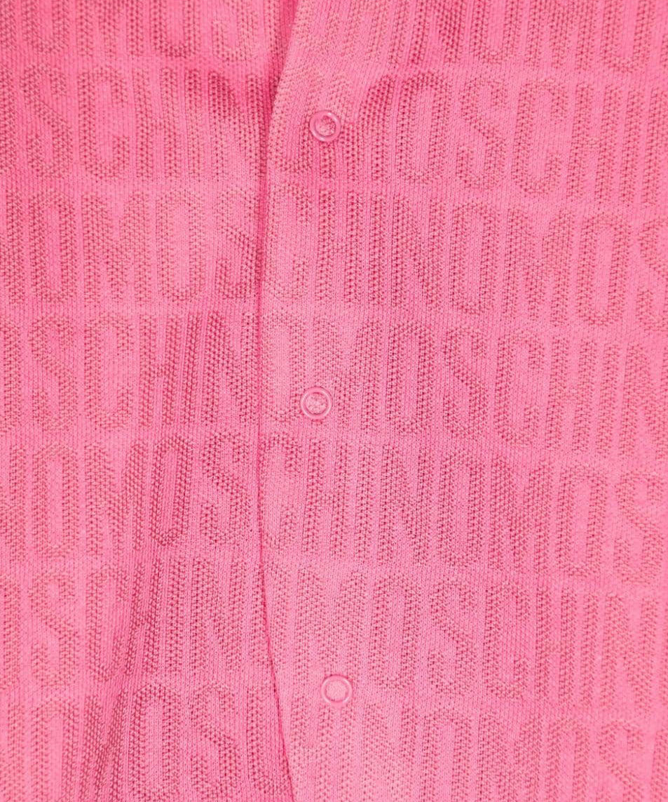 Moschino Kids Tutina Fucsia con Cappellino Monogram per Neonate (dettaglio)