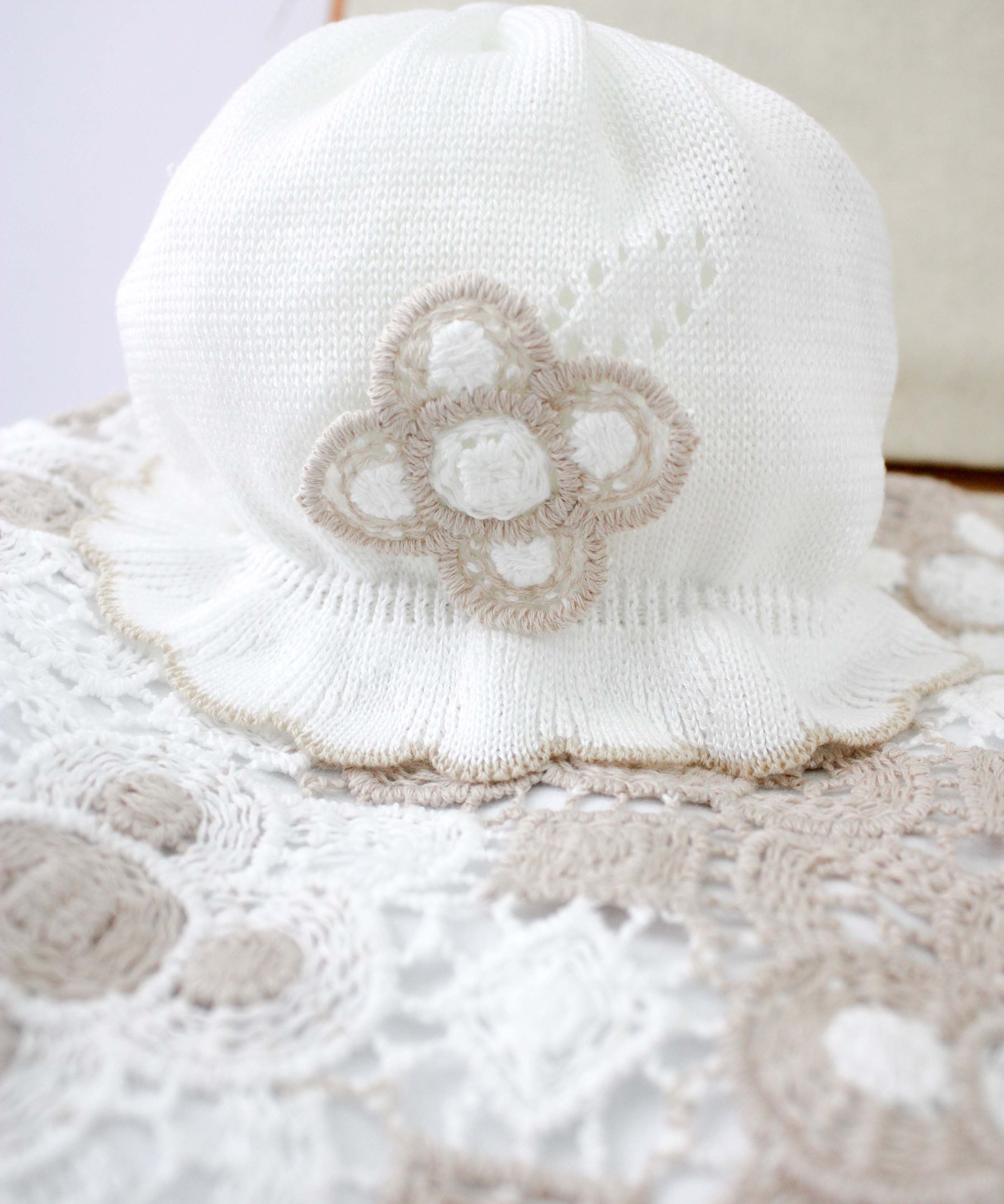 Marlù Cappellino Bianco/Sabbia con Ricamo per Neonate