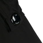 C.P. Company Kids Pantalone Nero con Applicazione Logo per Bambini (dettaglio)