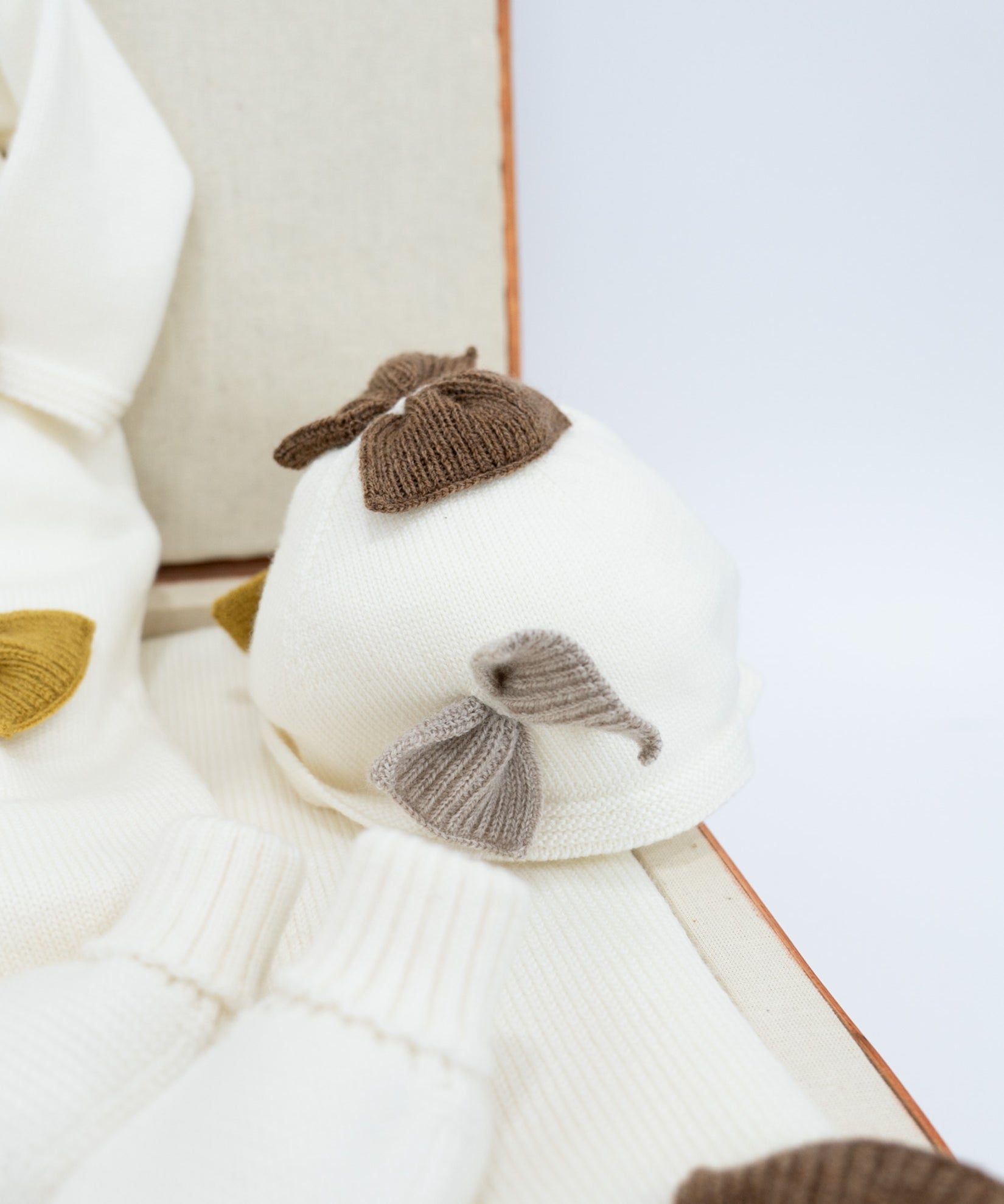 Le Coconnè Cappello Bianco con Fiocchi per Neonate