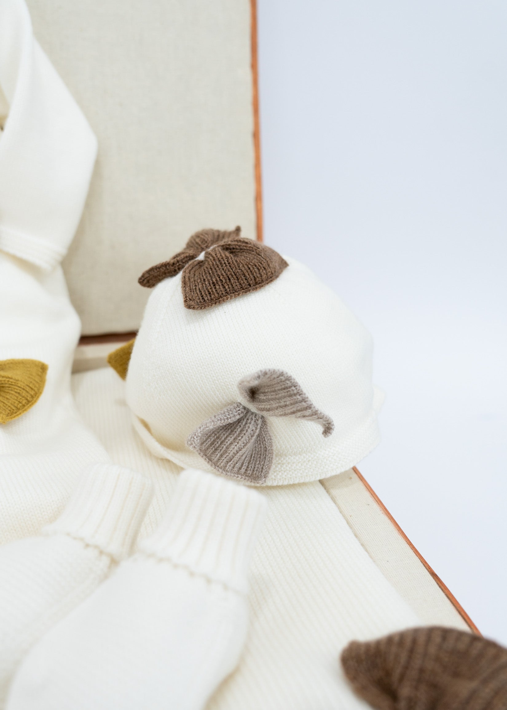 Le Coconnè Cappello Bianco con Fiocchi per Neonate