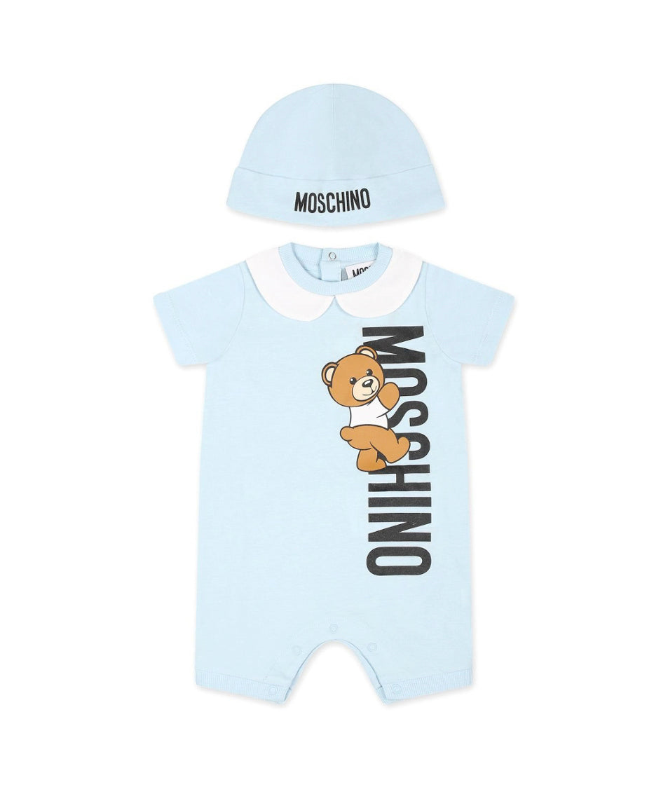 Moschino Kids Pagliaccetto Cielo con Berretto Teddy Bear per Neonati (fronte)