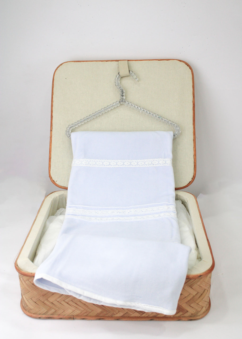 Deolinda Completo Celeste con Ricami per Neonate