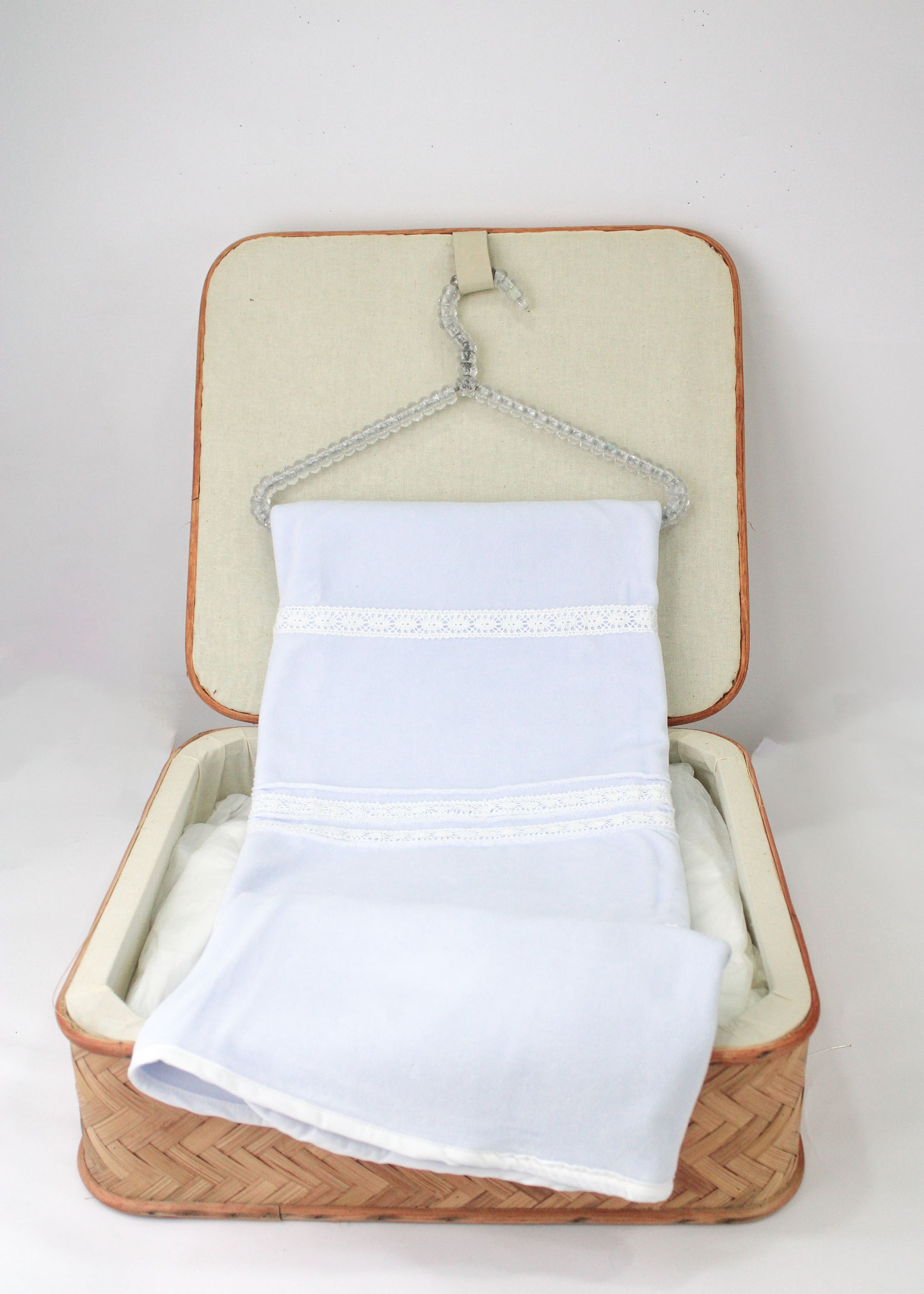 Deolinda Completo Celeste con Ricami per Neonate