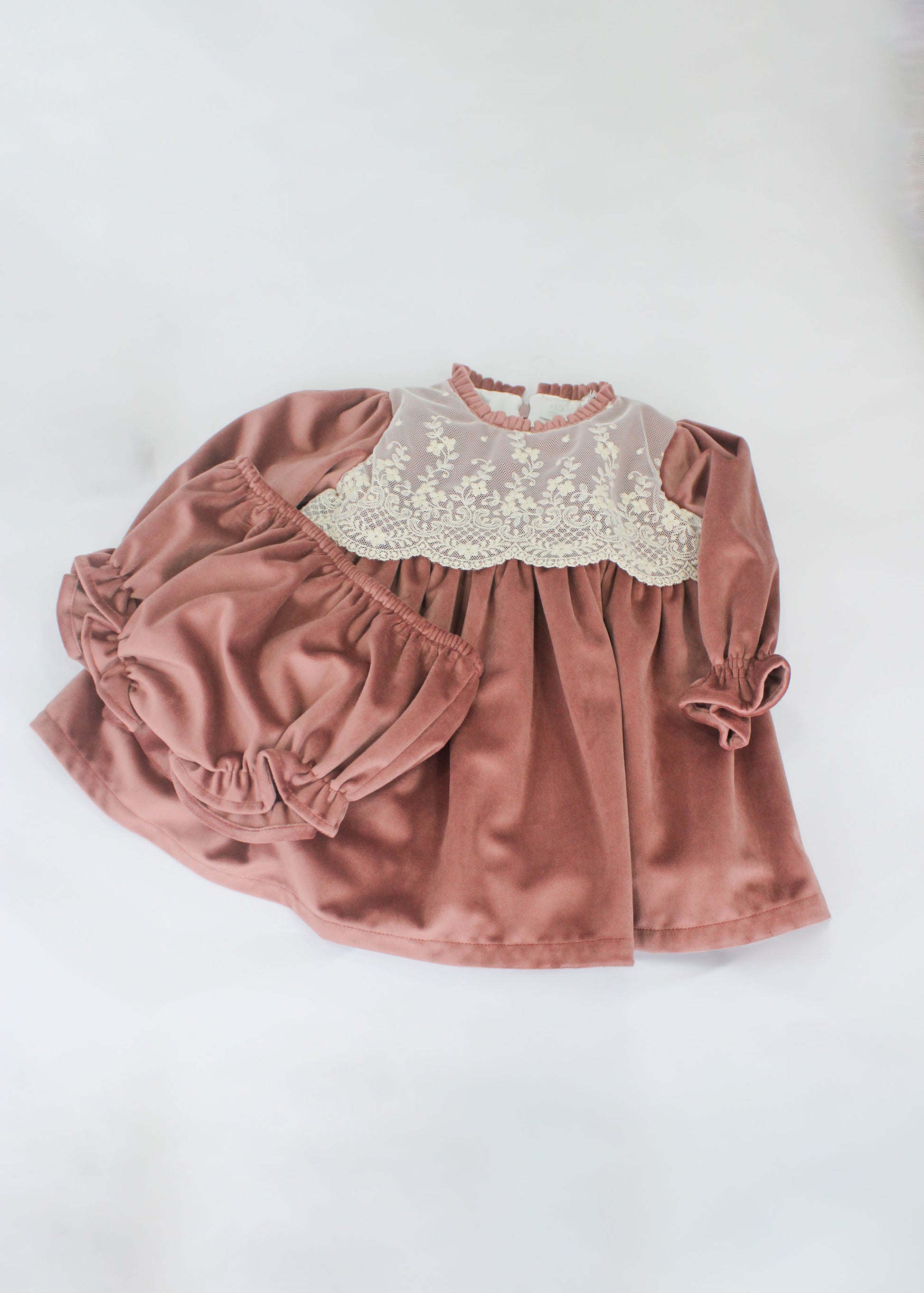 Deolinda Abito Rosa Antico con Culotte per Neonate (dettaglio)