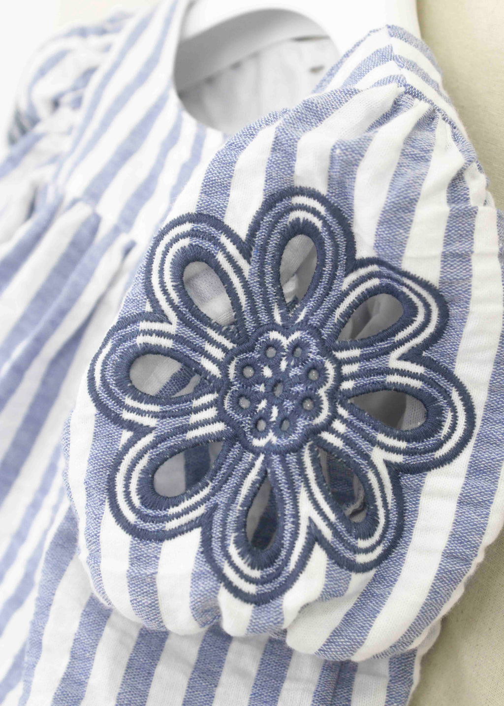 Deolinda Pagliaccetto Bianco/Blu per Neonate (dettaglio)
