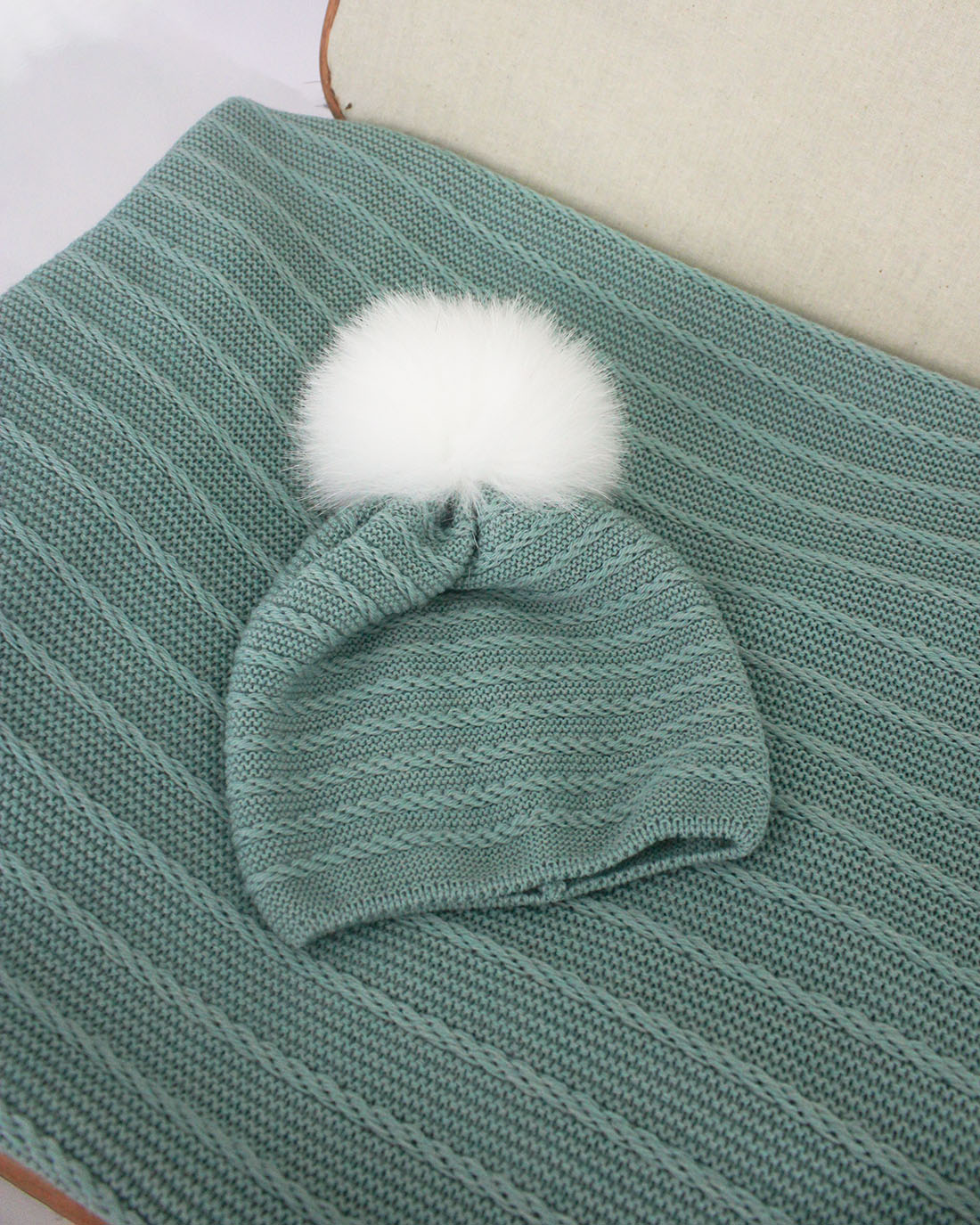 Marlù Cappellino Verde Salvia con Pon Pon per Neonati