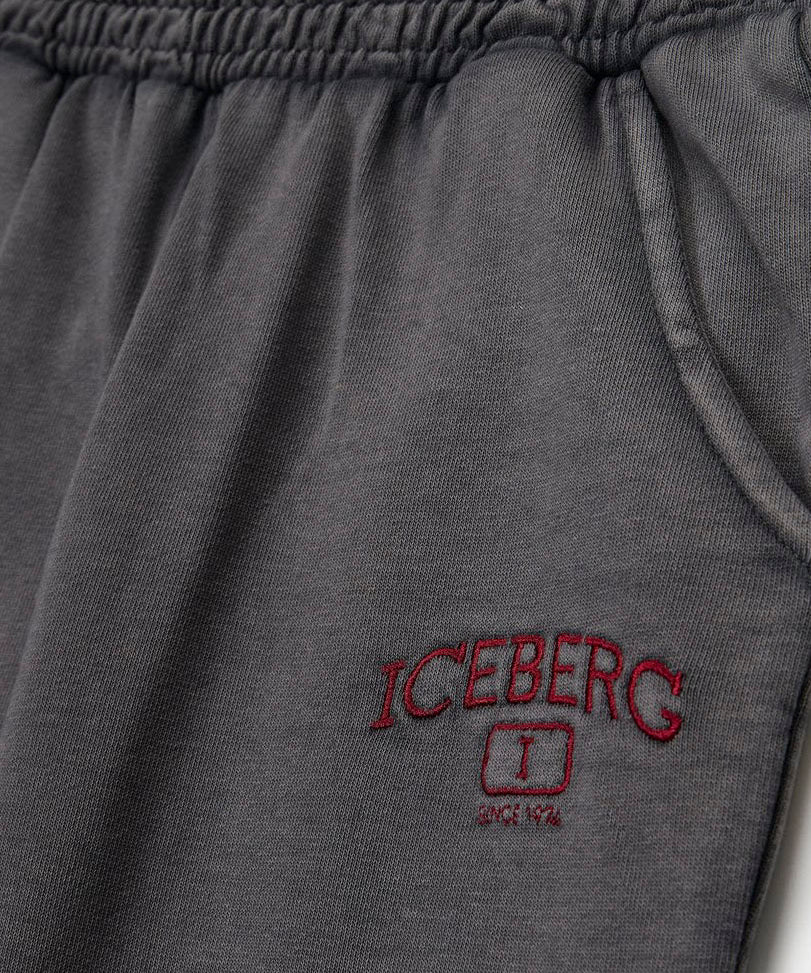Iceberg Kids Pantaloni Joggers Piombo con Logo in Rilievo per Bambini (dettaglio)