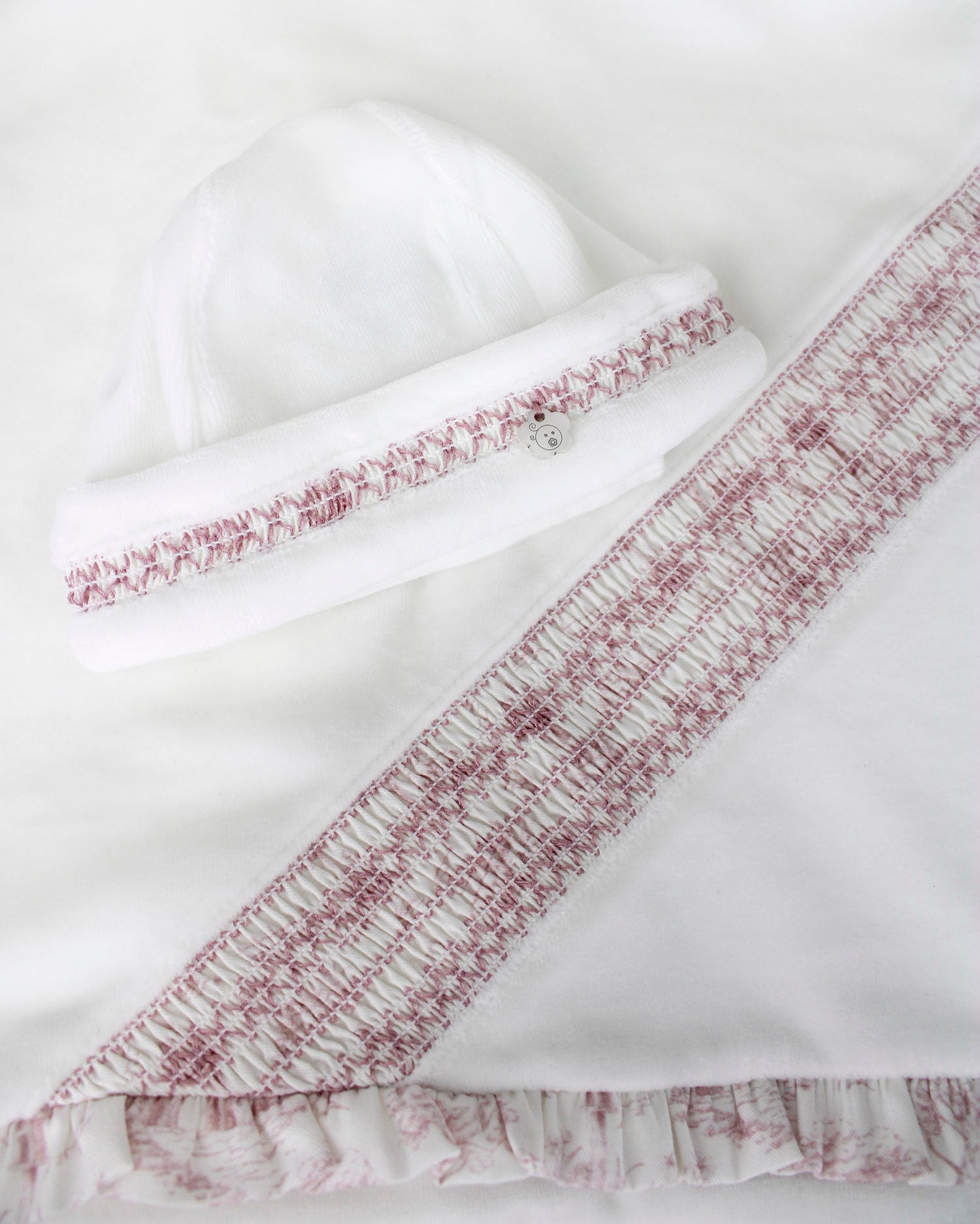 Deolinda Cappello Panna con Ricami Rosa per Neonate