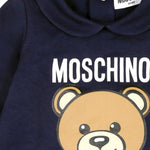 Moschino Kids Tutina Blu con Logo Teddy Bear per Neonati (dettaglio)