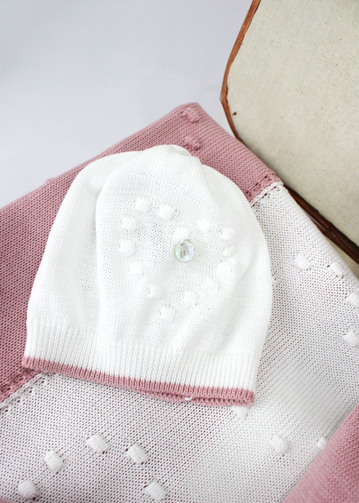 Marlù Cappellino Bianco/Rosa con Ricami per Neonate