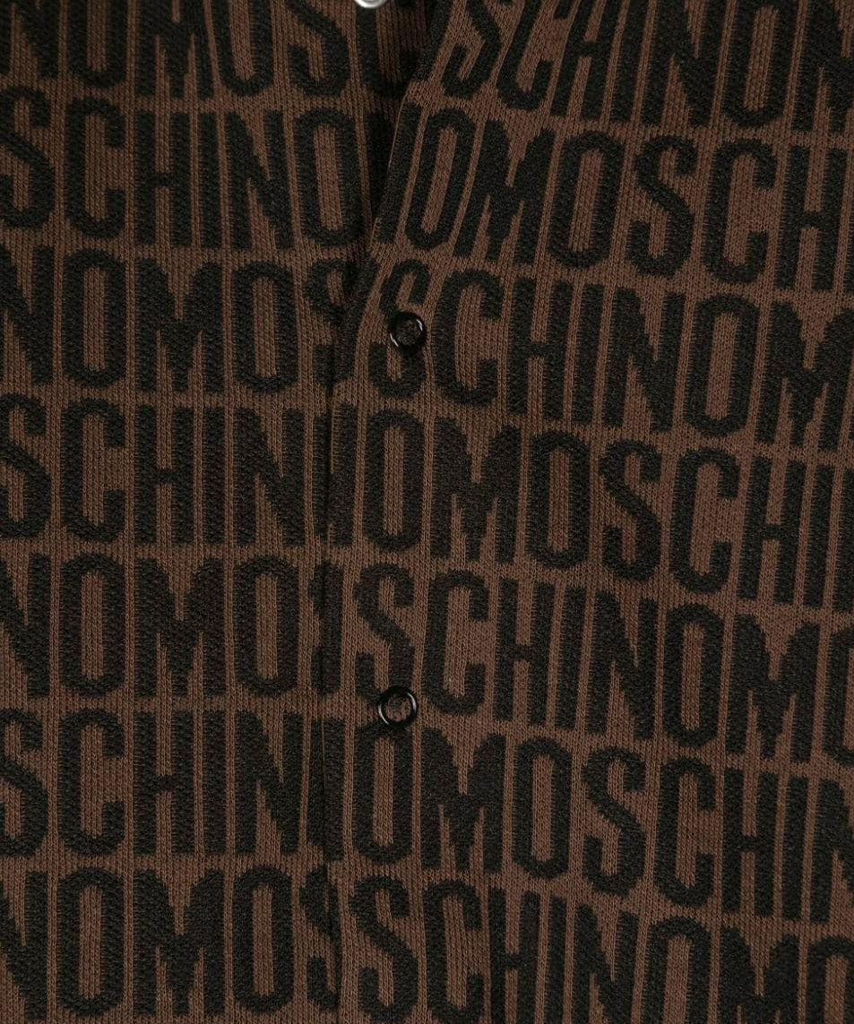 Moschino Kids Tutina Marrone con Cappellino Monogram per Neonate (dettaglio)