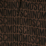Moschino Kids Tutina Marrone con Cappellino Monogram per Neonate (dettaglio)