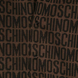Moschino Kids Tutina Marrone con Cappellino Monogram per Neonate (dettaglio)